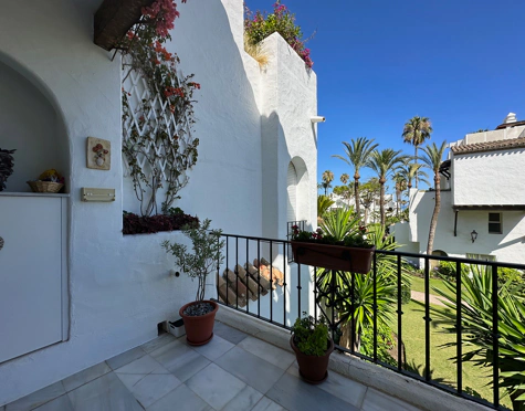 Apartment for sale in Alcazaba Beach, Estepona East