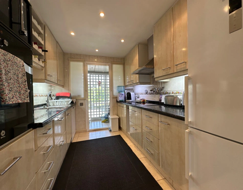 Apartment for sale in Alcazaba Beach, Estepona East