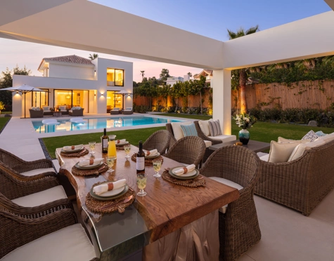 VILLA DE LUJO CON VISTAS A LA MONTAÑA EN VENTA EN NUEVA ANDALUCÍA