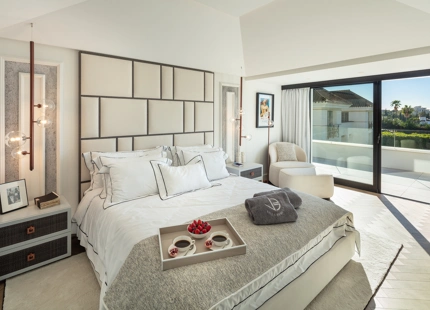 VILLA DE LUJO CON VISTAS A LA MONTAÑA EN VENTA EN NUEVA ANDALUCÍA