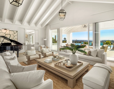 Villa for sale in La Cerquilla, Nueva Andalucia