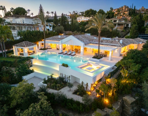 Villa for sale in La Cerquilla, Nueva Andalucia
