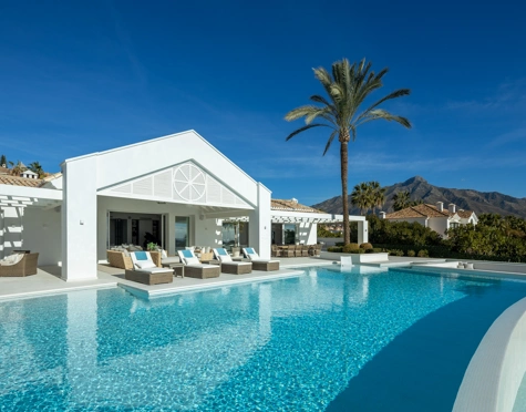 Villa for sale in La Cerquilla, Nueva Andalucia