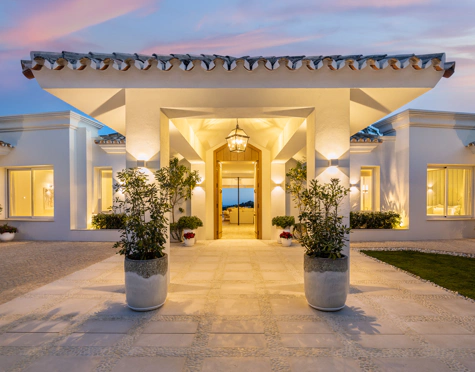 Villa for sale in La Cerquilla, Nueva Andalucia