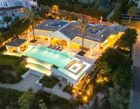 Villa for sale in La Cerquilla, Nueva Andalucia