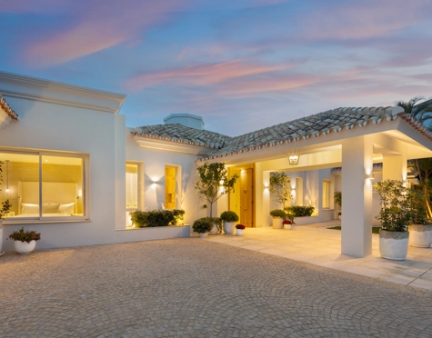Villa for sale in La Cerquilla, Nueva Andalucia