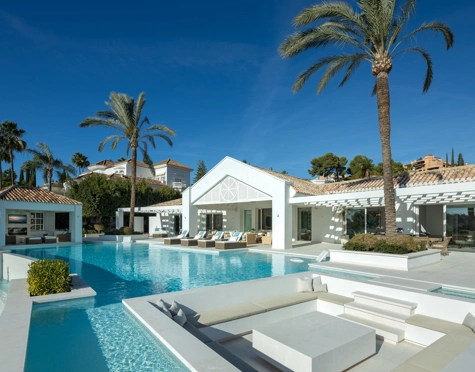 Villa for sale in La Cerquilla, Nueva Andalucia
