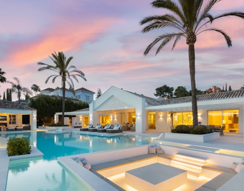 Villa for sale in La Cerquilla, Nueva Andalucia