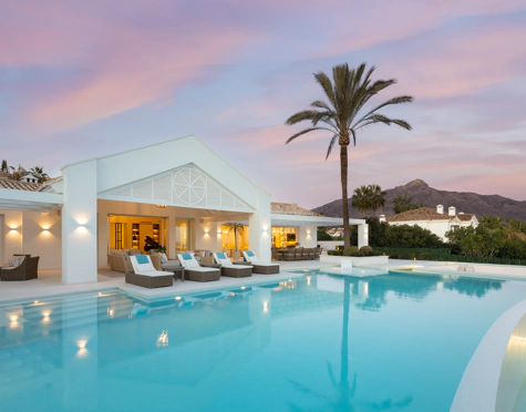 Villa for sale in La Cerquilla, Nueva Andalucia