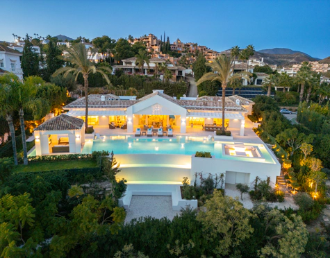 Villa for sale in La Cerquilla, Nueva Andalucia