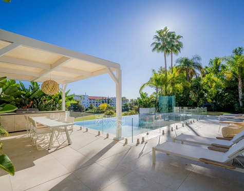Villa en venta en El Herrojo, Benahavis