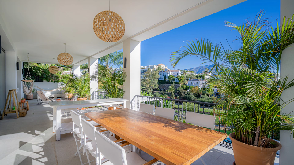 Villa for sale in El Herrojo, Benahavis