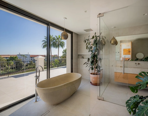 Villa en venta en El Herrojo, Benahavis