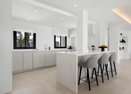 VILLA ANDALUZA JUNTO A LA PLAYA EN VENTA EN MARBELLA ESTE