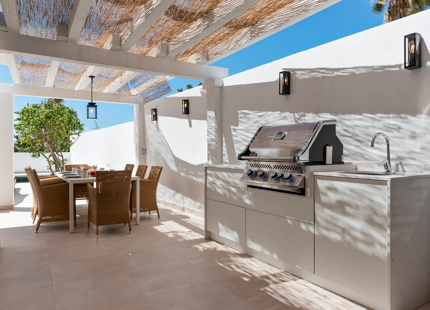 VILLA ANDALUZA JUNTO A LA PLAYA EN VENTA EN MARBELLA ESTE
