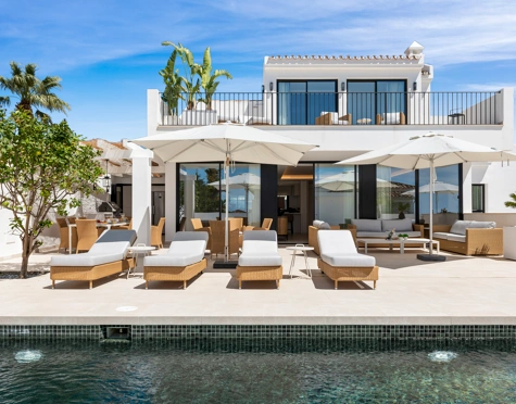 VILLA ANDALUZA JUNTO A LA PLAYA EN VENTA EN MARBELLA ESTE