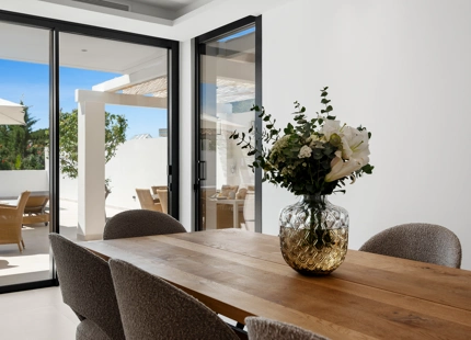 VILLA ANDALUZA JUNTO A LA PLAYA EN VENTA EN MARBELLA ESTE