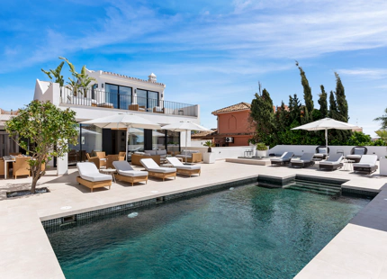 VILLA ANDALUZA JUNTO A LA PLAYA EN VENTA EN MARBELLA ESTE