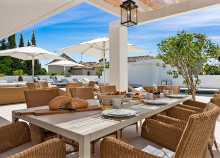 VILLA ANDALUZA JUNTO A LA PLAYA EN VENTA EN MARBELLA ESTE