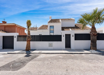 VILLA ANDALUZA JUNTO A LA PLAYA EN VENTA EN MARBELLA ESTE
