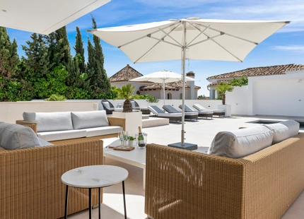 VILLA ANDALUZA JUNTO A LA PLAYA EN VENTA EN MARBELLA ESTE