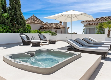 VILLA ANDALUZA JUNTO A LA PLAYA EN VENTA EN MARBELLA ESTE