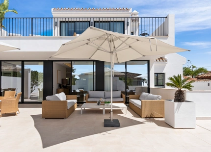 VILLA ANDALUZA JUNTO A LA PLAYA EN VENTA EN MARBELLA ESTE