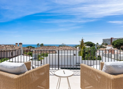 VILLA ANDALUZA JUNTO A LA PLAYA EN VENTA EN MARBELLA ESTE