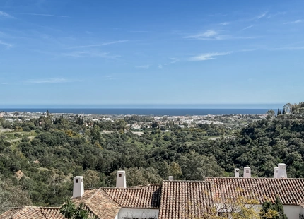 PARCELA DISTINTIVA CON PROYECTO DE VILLA BALINESA EN VENTA EN LOS ALMENDROS, BENAHAVIS
