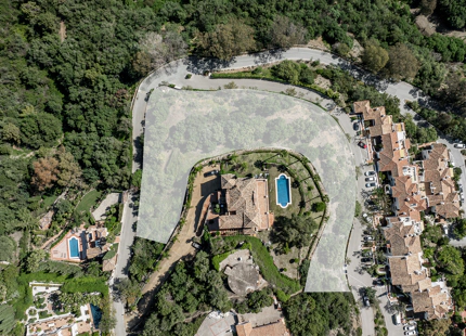 PARCELA DISTINTIVA CON PROYECTO DE VILLA BALINESA EN VENTA EN LOS ALMENDROS, BENAHAVIS