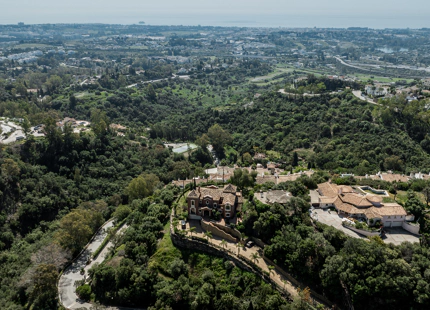 PARCELA DISTINTIVA CON PROYECTO DE VILLA BALINESA EN VENTA EN LOS ALMENDROS, BENAHAVIS