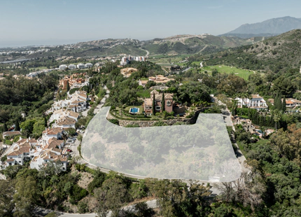PARCELA DISTINTIVA CON PROYECTO DE VILLA BALINESA EN VENTA EN LOS ALMENDROS, BENAHAVIS