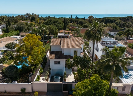 ECANTADORA VILLA MEDITERRANEA A LA VENTA EN NAGÜELES