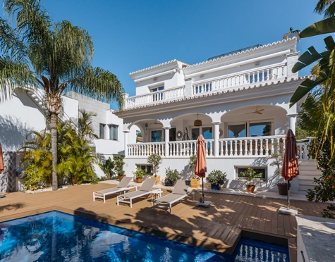 ECANTADORA VILLA MEDITERRANEA A LA VENTA EN NAGÜELES