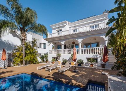ECANTADORA VILLA MEDITERRANEA A LA VENTA EN NAGÜELES