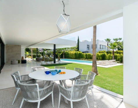 Villa en venta en Los Olivos, Nueva Andalucia
