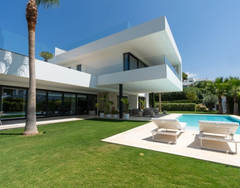 Villa en venta en Los Olivos, Nueva Andalucia