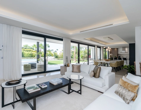 Villa en venta en Los Olivos, Nueva Andalucia
