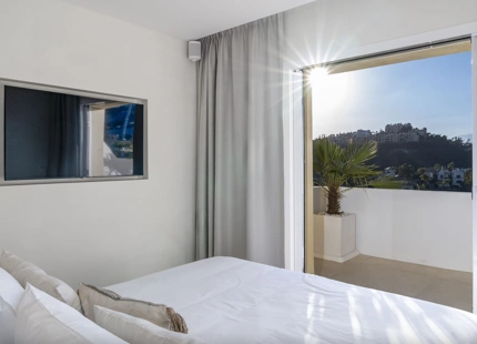 ÁTICO DÚPLEX ELEVADO EN VENTA EN LAS COLINAS DE LA QUINTA, BENAHAVIS