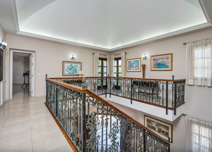 MANSION WITH LARGE GARDEN FOR SALE IN ESTEPONA EAST