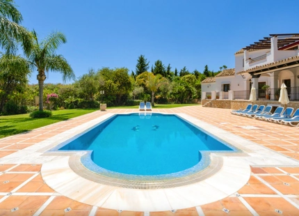 MANSION WITH LARGE GARDEN FOR SALE IN ESTEPONA EAST