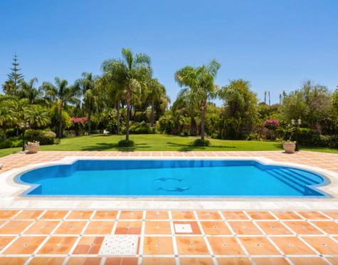 Villa for sale in Cancelada, Estepona East