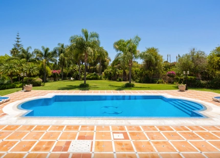 MANSION WITH LARGE GARDEN FOR SALE IN ESTEPONA EAST