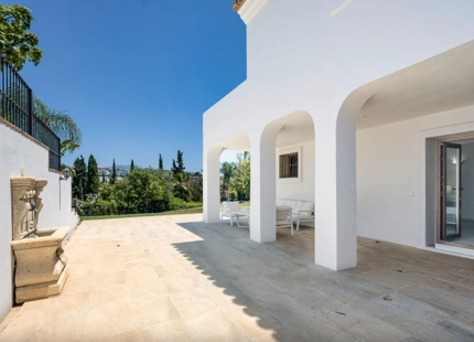 MANSION WITH LARGE GARDEN FOR SALE IN ESTEPONA EAST