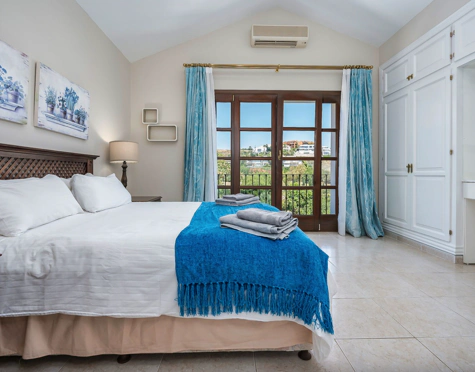 Villa for sale in Cancelada, Estepona East