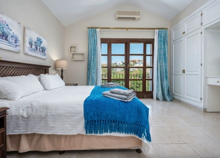 MANSION WITH LARGE GARDEN FOR SALE IN ESTEPONA EAST