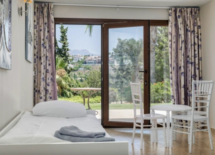 MANSION WITH LARGE GARDEN FOR SALE IN ESTEPONA EAST