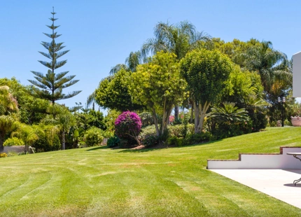MANSION WITH LARGE GARDEN FOR SALE IN ESTEPONA EAST