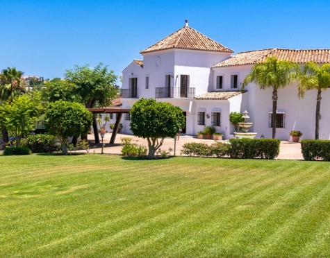 Villa for sale in Cancelada, Estepona East