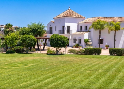 MANSION WITH LARGE GARDEN FOR SALE IN ESTEPONA EAST